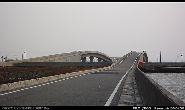 跨越小水道時，兩側車道各自架高，形成併排雙拱橋的景觀