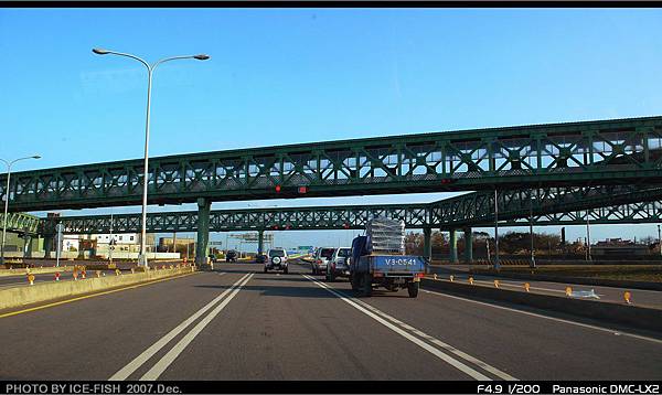 台66與台15平交路口，綠色人行天橋是地標兼特色