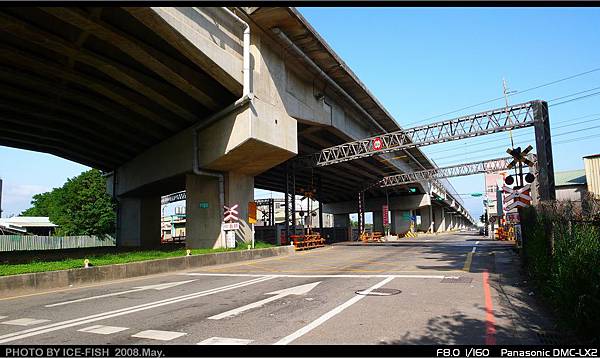 台66高架段的橋下慢車道的鐵路平交道
