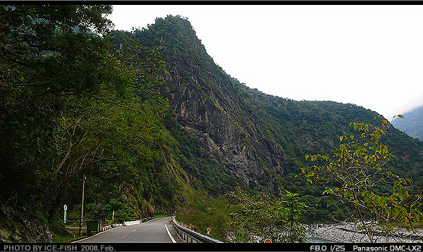 兩側山壁收起青山的笑容，擺出威武的架勢，高點應該是鹿鳴山