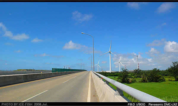 觀音交流道南，台61東邊為風力發電廠（北向拍攝）