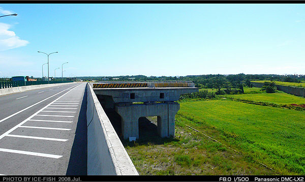 新屋溪橋跨距的主幹暫時蓋一半，並預留銜接面