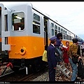 沒有月台，故須架設鐵梯供乘客上下車，左邊建築即為花蓮港車站站房