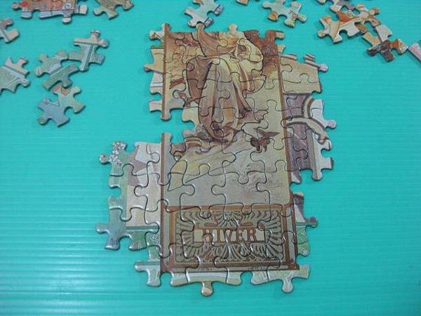 2011.07.11 1000 pcs Mucha Gallery_vertical (9).jpg