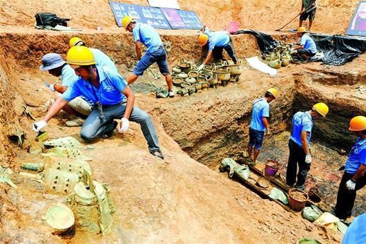 1978年湖北开山炸石发现2400年前曾侯乙墓