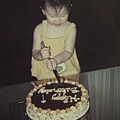 1985 兩歲生日 (2)看我的~切.JPG