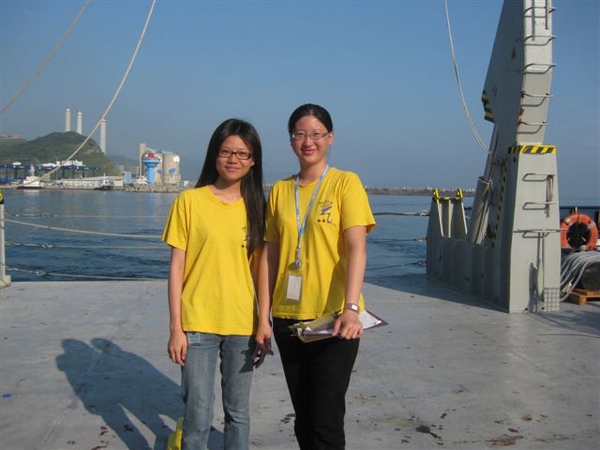 2009.08.21 0723 玟妤 and Grace with Harmonica Club's T-shirt.JPG