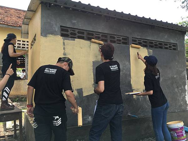 服務志工協助粉刷廁所