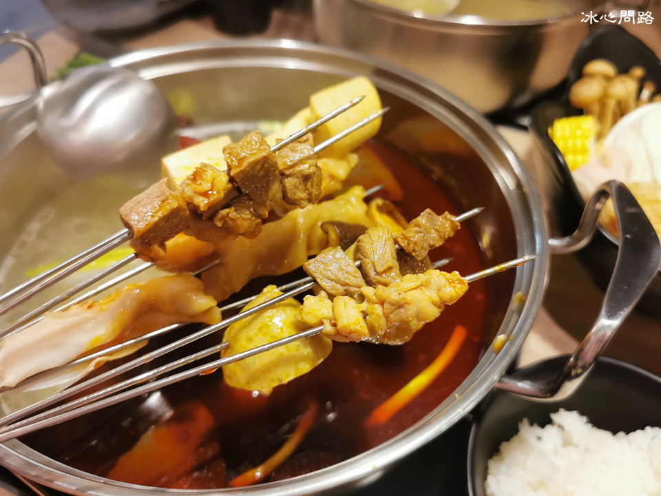 花蓮新開幕【串串門子】是有串串的高CP質鴛鴦火鍋!!冰淇淋 飲料 吃到飽｜聚餐新選擇｜超高質感挑高店面｜湯頭多樣化天然好甘甜｜花蓮火車站附近 (37).PNG