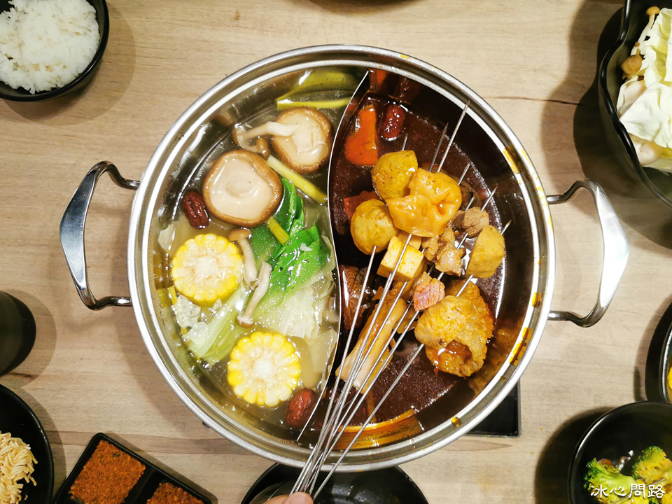 花蓮新開幕【串串門子】是有串串的高CP質鴛鴦火鍋!!冰淇淋 飲料 吃到飽｜聚餐新選擇｜超高質感挑高店面｜湯頭多樣化天然好甘甜｜花蓮火車站附近 (38).PNG