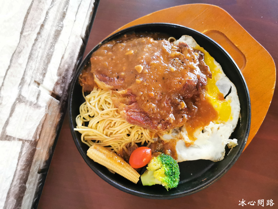 花蓮全新開幕【犇鼎牛排屋】高質感平價牛排館｜濃湯.飲料喝到飽 套餐只要170元起｜鮮嫩多汁使用原塊而非組合肉｜花蓮美崙美食 (8).PNG