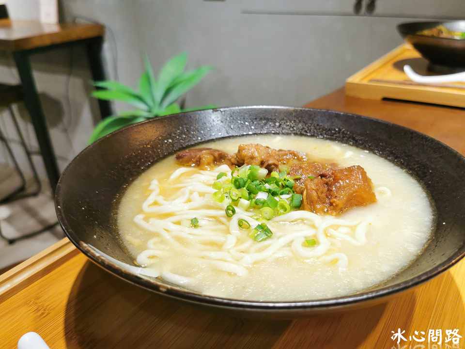 花蓮新開店【為食哞】文青麵館.宵夜.午晚餐.炸物.滷味｜濃雞白湯牛肉麵、紅燒蔬果牛肉麵 (23).PNG