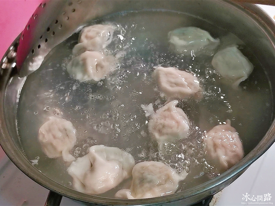 台北永安市場美食【蝦餃貨 冷凍海鮮水餃】夏日限定胡瓜口味｜新鮮食材 每日現包 (9).PNG