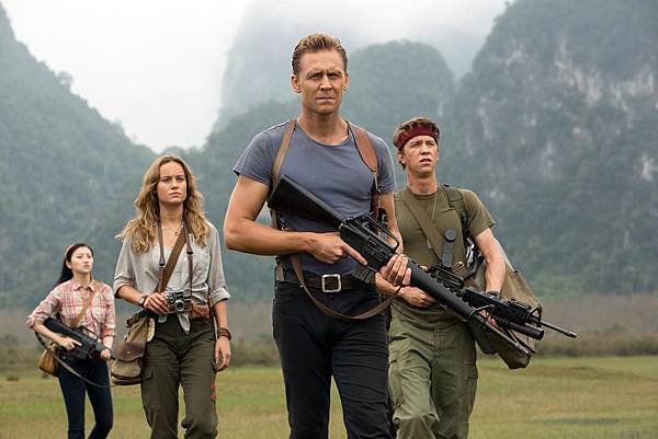 legendarypictures_tomhiddleston_brielarson_kongskullisland_030117_1800x1200-1800x1200.jpg