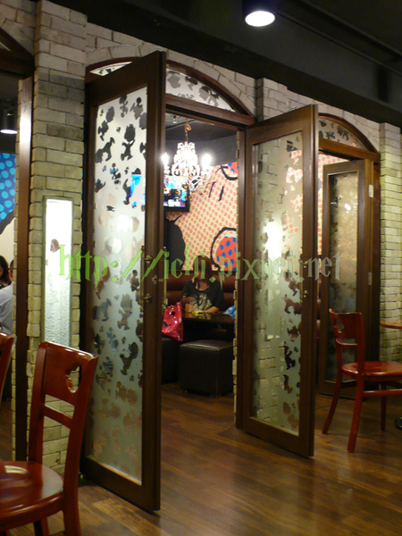 店最內側 玻璃門都有巧思 店最內側 玻璃門都有巧思