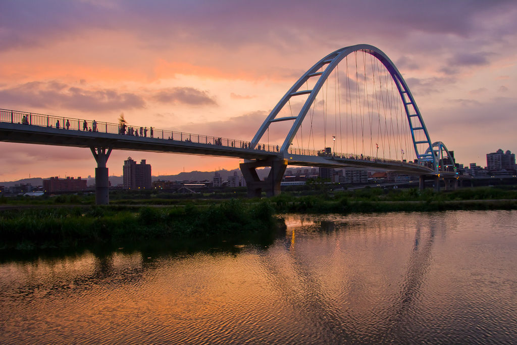 【新北景點】板橋新莊新月橋‧跨堤景觀橋│騎單車賞夕陽夜景│4