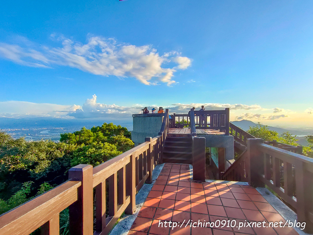 【台北景點】2023北投中正山親山步道‧賞夕陽‧百萬夜景│中