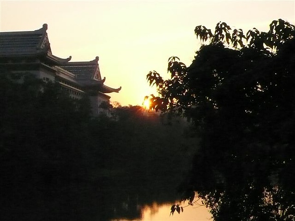 122010-31彌勒佛大廟的夕陽.JPG