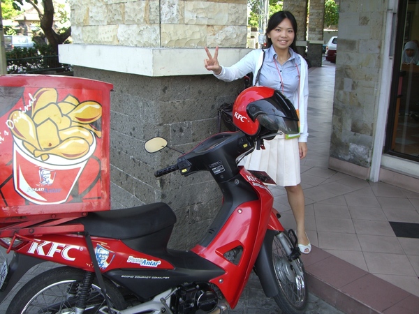 DAY 2 午餐：KFC外送車很炫