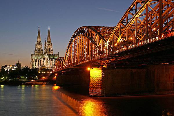 800px-Koeln_Hohenzollernbruecke.jpg