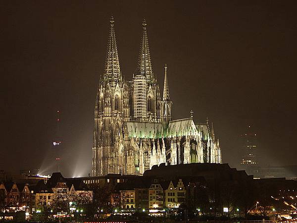 800px-Koelner_Dom_bei_Nacht_1_RB.JPG