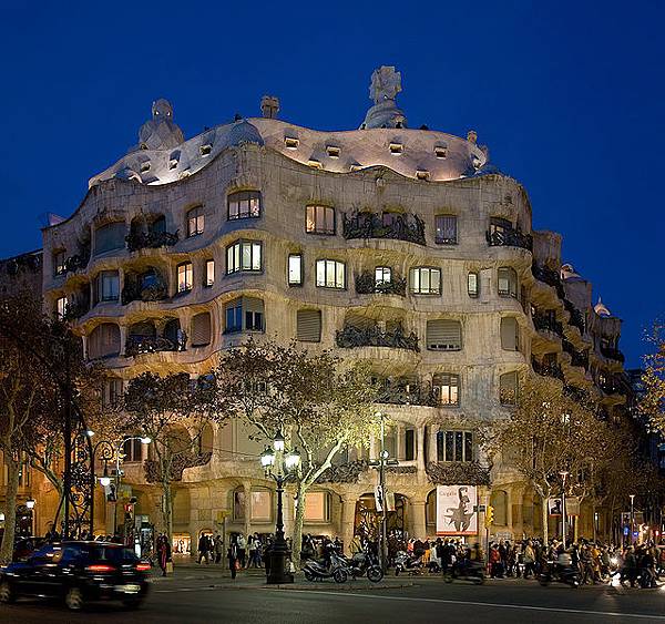 640px-Casa_Milà_-_Barcelona,_Spain_-_Jan_2007.jpg