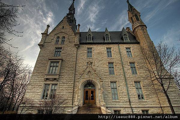 800px-University_Hall_Northwestern.jpg