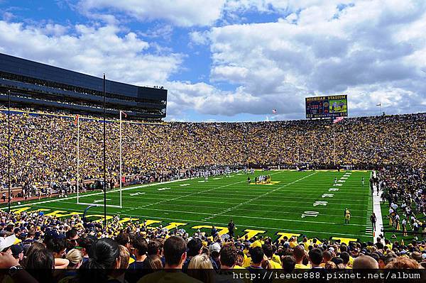 800px-MichiganStadium2010UConn.JPG