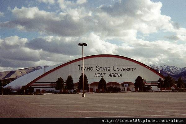 800px-Holt_Arena,_Idaho_State_University,_Pocatello,_Idaho.jpg