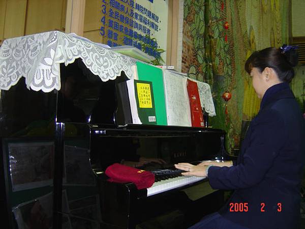 在醫院大廳彈鋼琴的師姑  歌聲也很好聽：）