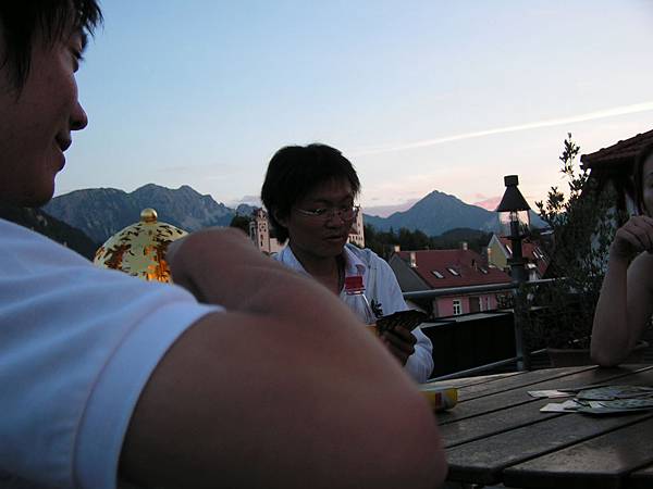 我在天台打牌輸了一屁股.. 