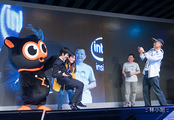 華碩ZenFone Zoom千人體驗嘉年華代言人蕭敬騰以及暗光俠「Zenny」也在現場與粉絲近距離互動