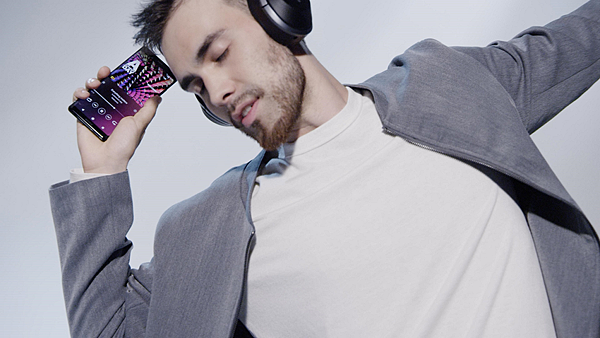 Xperia XZ3擁有來自Sony 集團創新技術，涵蓋電視科技、影像、音效、遊戲等創新科技，再次挑戰手機沉浸式娛樂體驗！(2).png