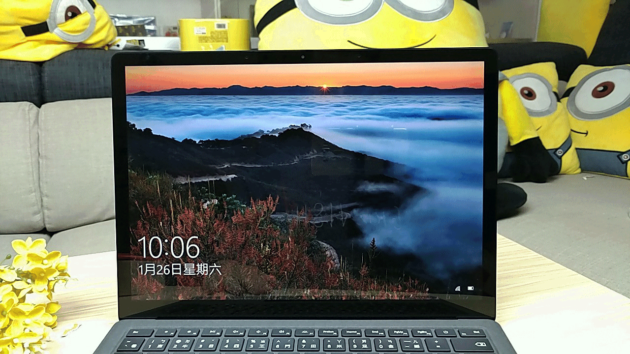 Surface Laptop 2 筆記型電腦-觸控螢幕操作.gif