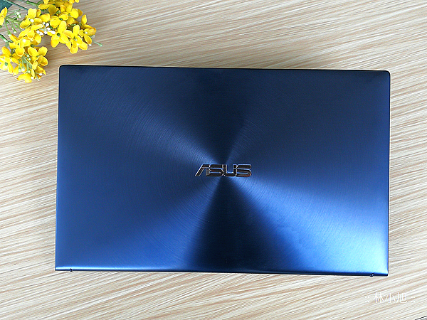 ASUS ZenBook 15 UX534FT 智慧觸控板 ScreenPad 2.0 筆電開箱 (ifans 林小旭) (9).png