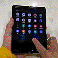 Samsung Galaxy Fold 開箱 (ifans 林小旭) (2).gif