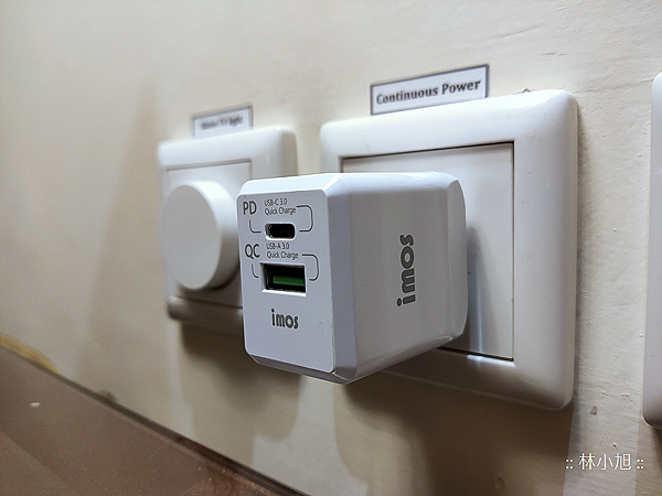 imos PD3.0 與 QC3.0 雙模雙孔閃電充電器開箱 (ifans 林小旭) (28).png