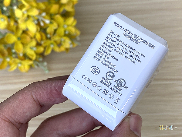 imos PD3.0 與 QC3.0 雙模雙孔閃電充電器開箱 (ifans 林小旭) (10).png