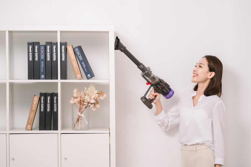 【圖3】Dyson 史上最輕的 Dyson Micro 1.5kg_ 無線吸塵器，全機重量僅 1.5 公斤，若轉換手持模式，重量更是不到 1 公....png