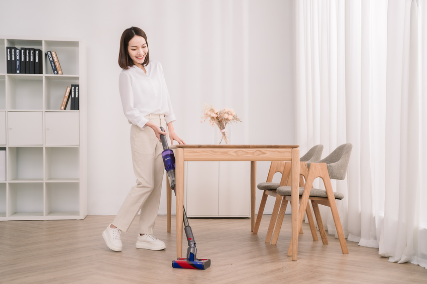 【圖2】Dyson Omni-glide_ 是首款採用「多向軟質碳纖維滾筒吸頭」的無線吸塵器，吸頭能夠朝任意方向轉動，解決清潔時需要頻繁移動傢俱....png