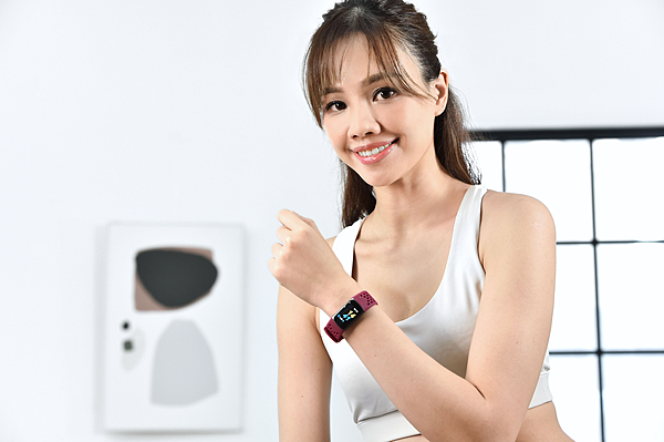 圖2. Fitbit Charge 5 透氣運動錶帶等配件，可於Fitbit.com購買.png