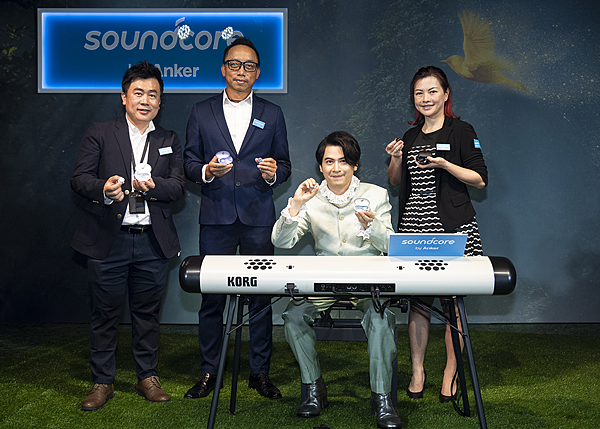 由左至右為Soundcore 產品經理  Leo (林明輝)、群光電子股份有限公司 國際貿易事業部 處長 OA (許瑞文)、亞洲流行鋼琴大師「V.K克」、Soundcore行銷經理.png