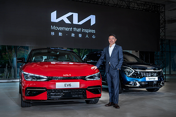 1. 台灣森那美起亞總裁李昌益與Kia EV6、All-new Sportage合影，正式宣告Kia將全面革新，邁入品牌全新紀元。.png