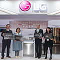 LG QuadWash Steam四方洗蒸氣洗碗機新品上市記者會(由左至右)台灣LG電子資深副總羅時景、金鐘影后鍾欣凌、台灣LG電子董事長宋益煥、台灣LG電子產品經理楊哲蘋.png