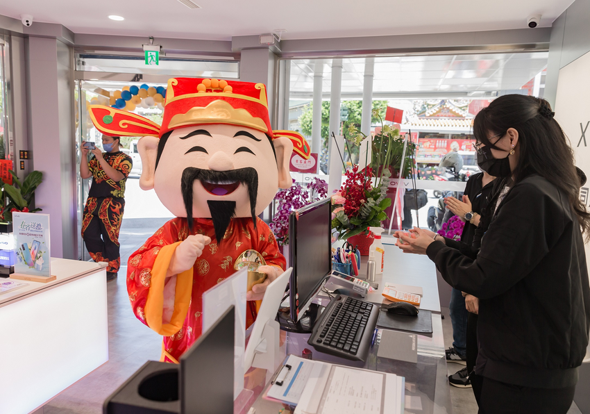 本周末來店還可享知名藥師紅茶來店禮,現場體驗vivo手機後於臉書打卡@好友就送vivo吉祥物-V.FRIENDS金屬鑰匙圈或vivo皮革飲料提袋,完成體驗後即可參加開運擲筊.png 本周末來店還可享知名藥師紅茶來店禮,現場體驗vivo手機後於臉書打卡@好友就送vivo吉祥物-V.FRIENDS金屬鑰匙圈或vivo皮革飲料提袋,完成體驗後即可參加開運擲筊.png