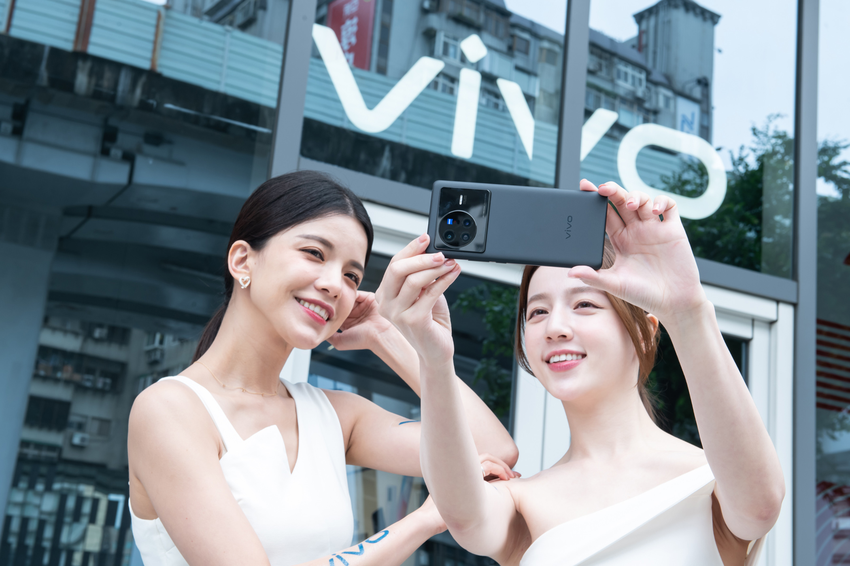 vivo X80 採用6.78吋E5 AMOLED FHD+超感光曲面螢幕，帶來更暢快的影音、遊戲體驗.png