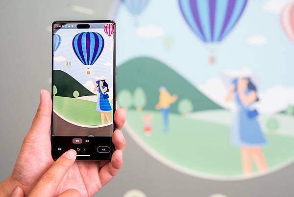 Google Pixel 7 系列搭配 Google 相簿即可啟用「魔術橡皮擦」功能，只要輕觸便能移除畫面中多餘的人物或物品，讓照片中的主體更聚焦。.jpg