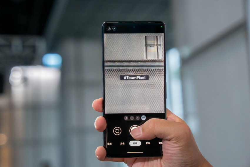 透過 Google Tensor G2 的運算與效能升級，Pixel 7 系列在變焦攝影成果帶來明顯提升，Pixel 7 Pro 更以 5 倍光學變焦望遠鏡頭與軟體相互搭配，支援最高 30 倍變焦放大拍攝，遠方物體也能清楚紀錄。.jpg