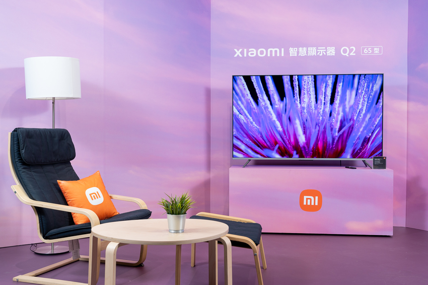 Xiaomi 智慧顯示器 Q2 65 型擁有最新的量子點顯示技術，搭配極窄的高質感鋁合金邊框擴大視野，讓色彩栩栩如生，提供極致且生動的畫質.png