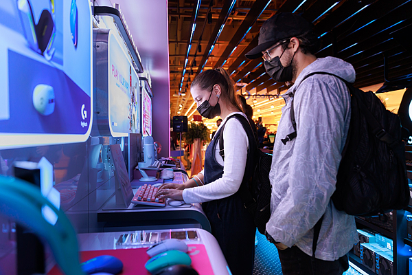 圖說02：Logitech G三創電競旗艦館新店面特別為了喜愛繽紛色彩的玩家們搭設活潑跳躍的粉色夢幻區。.png